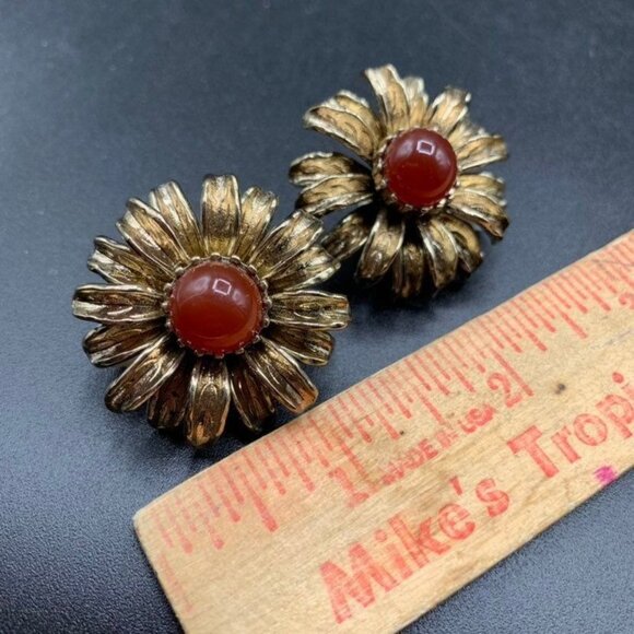 Fabulous Flowers Earrings Daisy Clip On Antiqued Gold Tone and Orange Cabochons - Picture 5 of 5